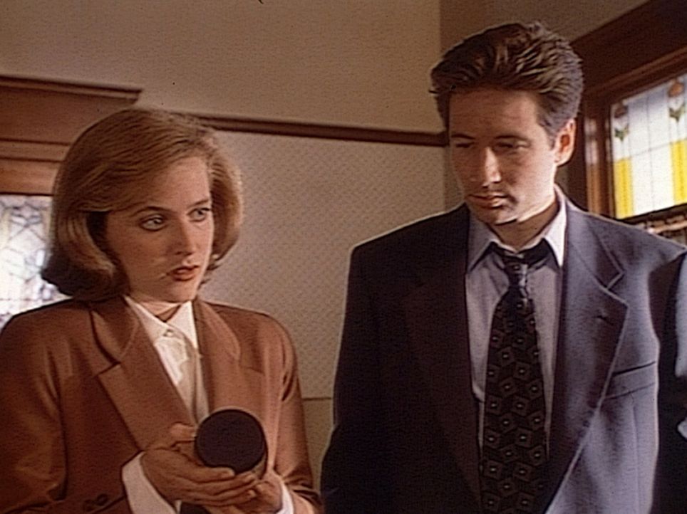 Die FBI-Agentin Dana Scully (Gillian Anderson, l.) und Fox Mulder (David Duchovny, r.) stehen ratlos vor dem Phänomen, dass ein und derselbe Mörder... - Bildquelle: TM +   Twentieth Century Fox Film Corporation. All Rights Reserved.
