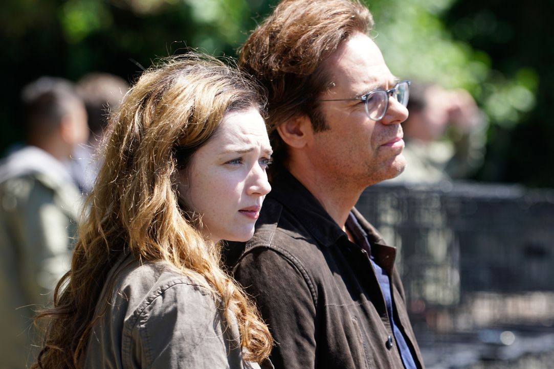 Gesunde Vögel sollen dabei helfen, die Monster endlich wieder in Tiere zu verwandeln. Geht Jamies (Kristen Connolly, l.) und Mitchs (Billy Burke, r.... - Bildquelle: Shane Harvey 2016 CBS Broadcasting Inc. All Rights Reserved.