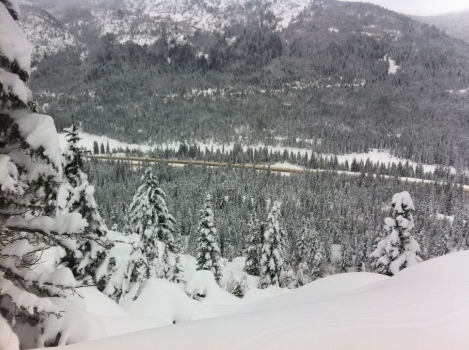 Der Coquihalla Highway in Kanada gehört zu den gefährlichsten Schnellstraßen der Welt. Raues Wetter und Steinschläge machen sie selbst für erfahrene... - Bildquelle: Beyond Distribution