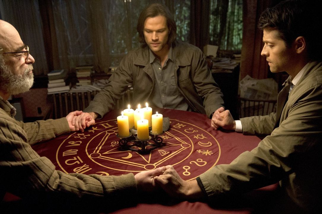 Sam (Jared Padalecki, M.) und Castiel (Misha Collins, r.) erhoffen sich von Oliver Pryce (Richard Newman, l.) Hinweise, um Dean endlich von dem Kain... - Bildquelle: 2016 Warner Brothers