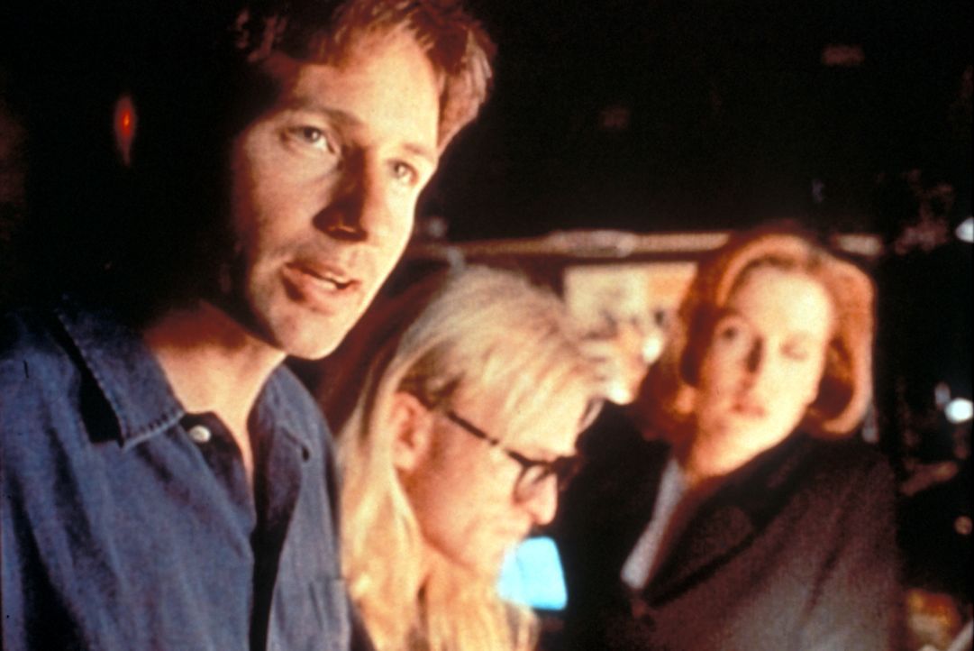 Mulder (David Duchovny, l.), Langley (Dean Haglund, M.) und Scully (Gillian Anderson, r.) versuchen gemeinsam herauszufinden, an welchem geheimnisvo... - Bildquelle: TM +   Twentieth Century Fox Film Corporation. All Rights Reserved.