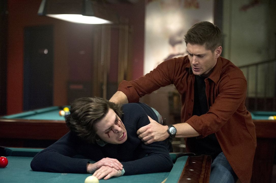 Eigentlich wollte Dean (Jensen Ackles, r.) sich einen schönen Kneipenabend machen, doch dann stattet Rowena ihm einen Besuch ab und setzt ihr Spielz... - Bildquelle: 2016 Warner Brothers