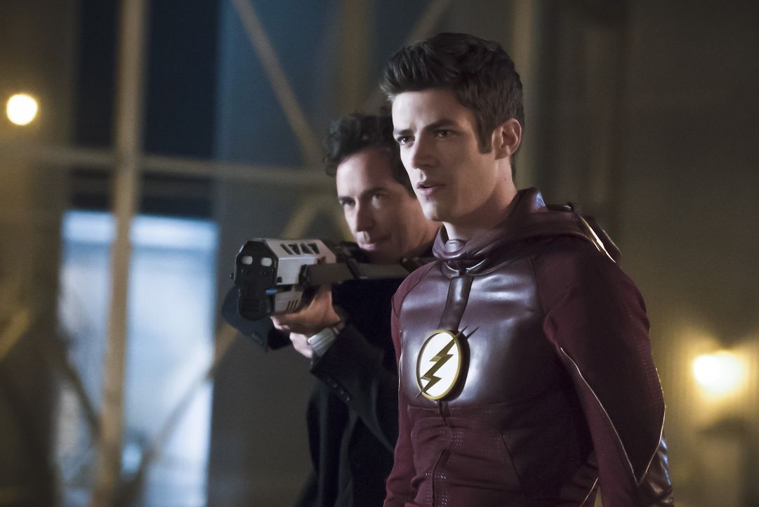 Nachdem Dr. Wells (Tom Cavanagh, l.) den wahren Grund für Zooms Herausforderung gefunden hat, will Barry alias The Flash (Grant Gustin, r.) gegen se... - Bildquelle: Warner Bros. Entertainment, Inc.