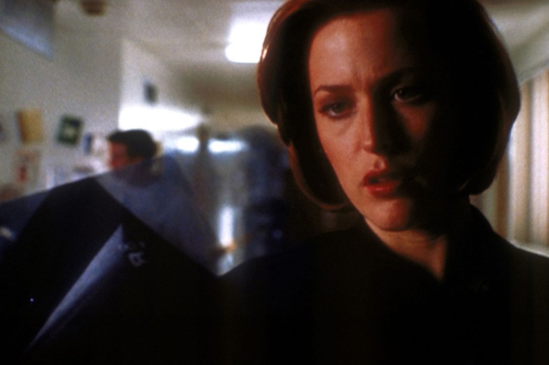 Scully (Gillian Anderson) ist erschüttert, als sie ihren todkranken früheren Lehrer und Geliebten auf der Intensivstation besucht. - Bildquelle: TM +   2000 Twentieth Century Fox Film Corporation. All Rights Reserved.