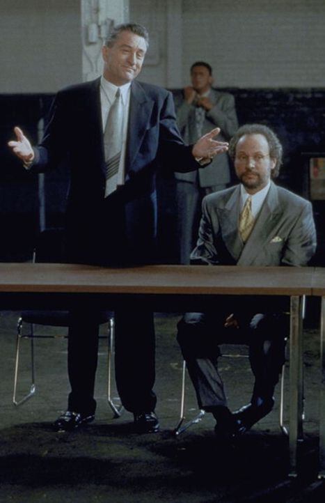Eigentlich gilt er als der Härteste unter den harten Jungs. Doch plötzlich wird der New Yorker Mafiaboss Paul Vitti (Robert De Niro, l.) von Angstne... - Bildquelle: Warner Brothers International Television Distribution Inc.