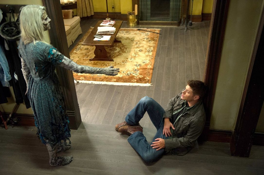 Eigentlich weiß Dean (Jensen Ackles, r.), wie man einen Geist bekämpfen muss, doch dieser scheint durch etwas ganz besonders mit dieser Welt verbund... - Bildquelle: 2013 Warner Brothers
