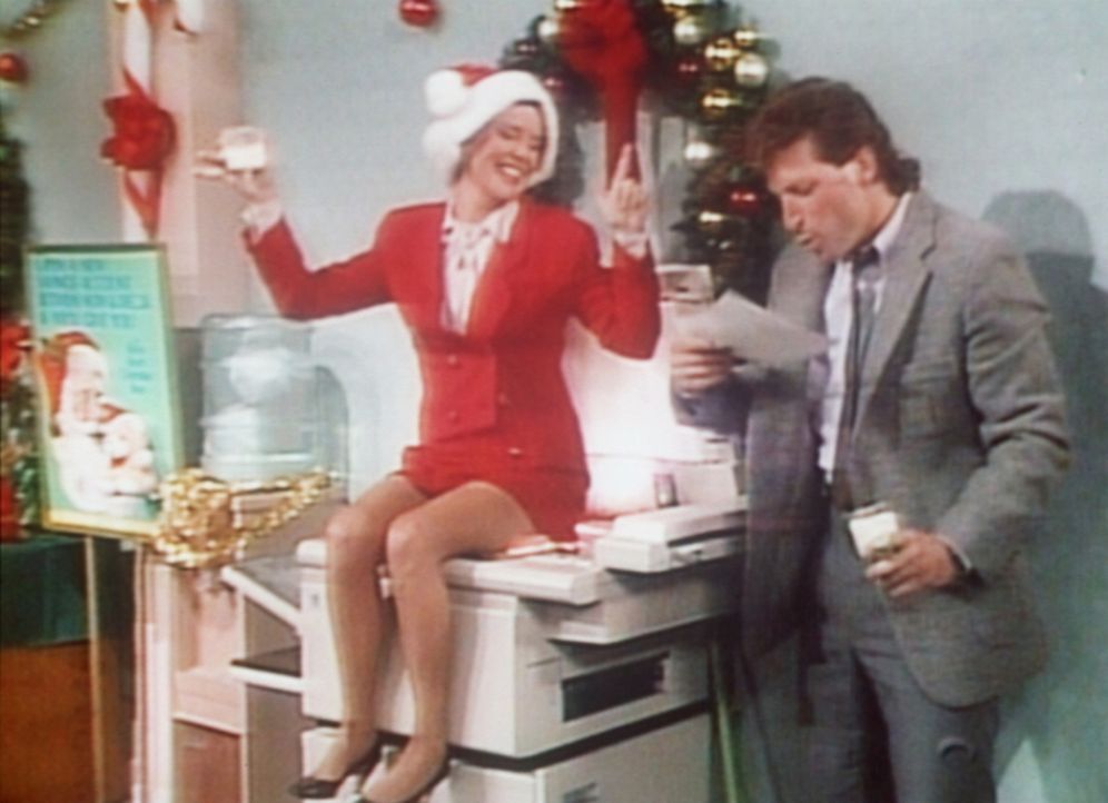 Marcy (Amanda Bearse, l.) ist auf der Weihnachtsfeier ihrer Firma so betrunken, dass sie ihr Hinterteil vom Fotokopierer ablichten lässt. - Bildquelle: Sony Pictures Television International. All Rights Reserved.