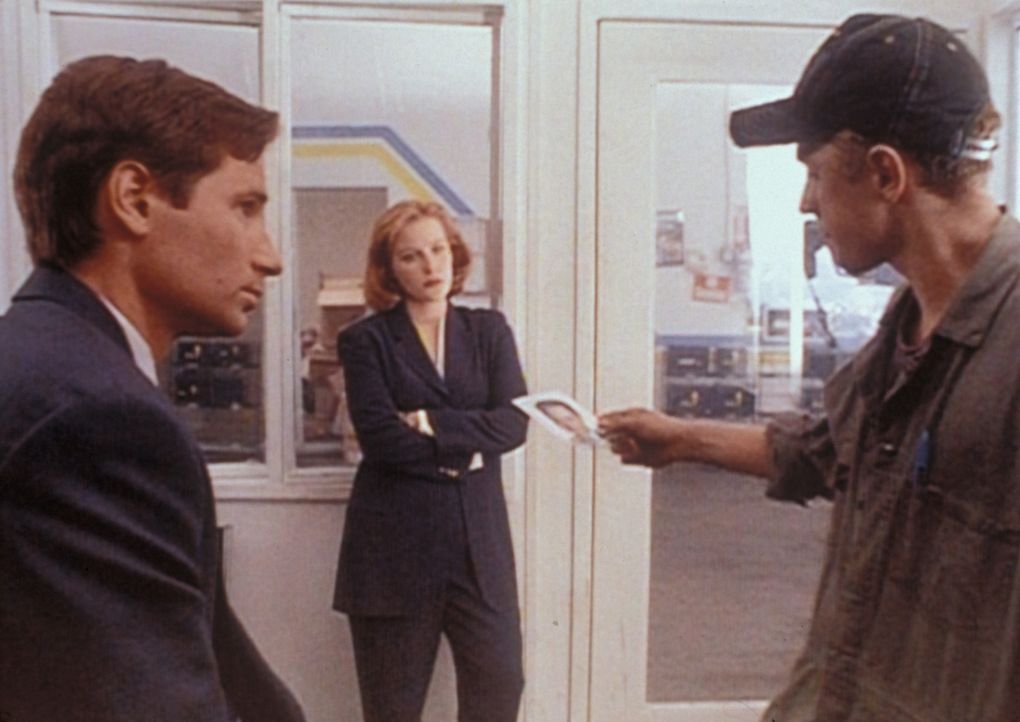 Mulder (David Duchovny, l.) und Scully (Gillian Anderson, M.) verhören den verdächtigen Darin Oswald (Giovanni Ribisi, r.). - Bildquelle: TM +   2000 Twentieth Century Fox Film Corporation. All Rights Reserved.