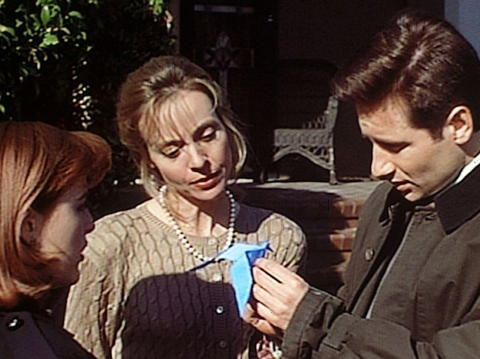 Mulder (David Duchovny, r.) und Scully (Gillian Anderson, l.) staunen, dass die Tochter von Judy Bishop (Dey Young, M.) die japanische Kunst des Pap... - Bildquelle: TM +   2000 Twentieth Century Fox Film Corporation. All Rights Reserved.