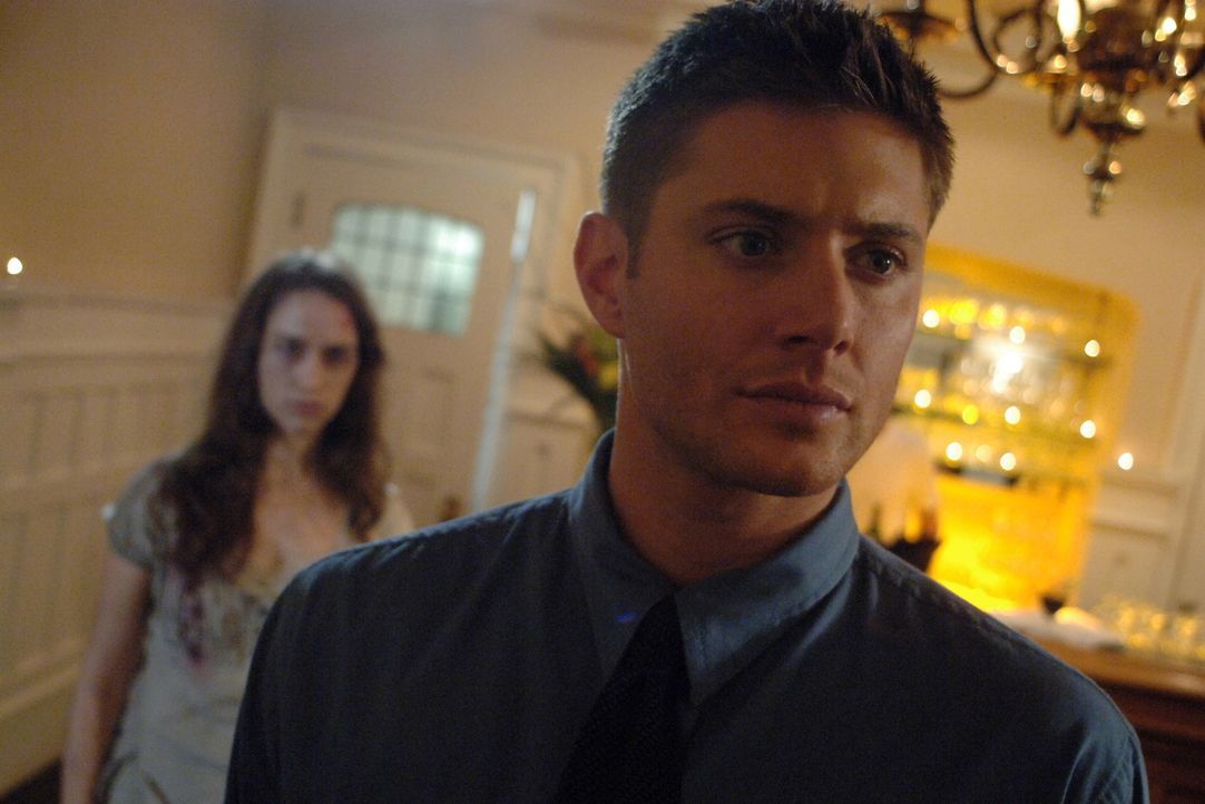 Nachdem Dean (Jensen Ackles, r.) einem seltsamen Mädchen (Melanie Scrofano, l.) begegnet ist, muss er sich entscheiden, wie sein Leben weitergehen s... - Bildquelle: Warner Bros. Television