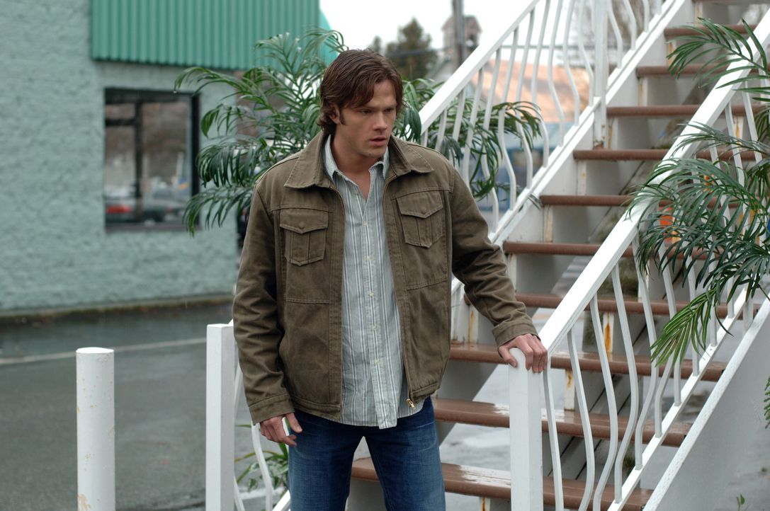 Während Dean und Sam den Ort des Verschwindens, den "Mystery Spot", durchsuchen, wird Dean vom Besitzer erschossen. Sam (Jared Padalecki) ist am Bod... - Bildquelle: Warner Bros. Television