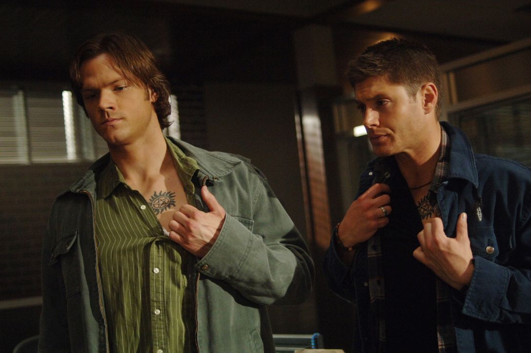 Sam (Jared Padalecki, l.) und Dean Winchester (Jensen Ackles, r.) brechen in Belas Apartment ein, um den magischen Colt zurückzubekommen. Aber Bela... - Bildquelle: Warner Bros. Television
