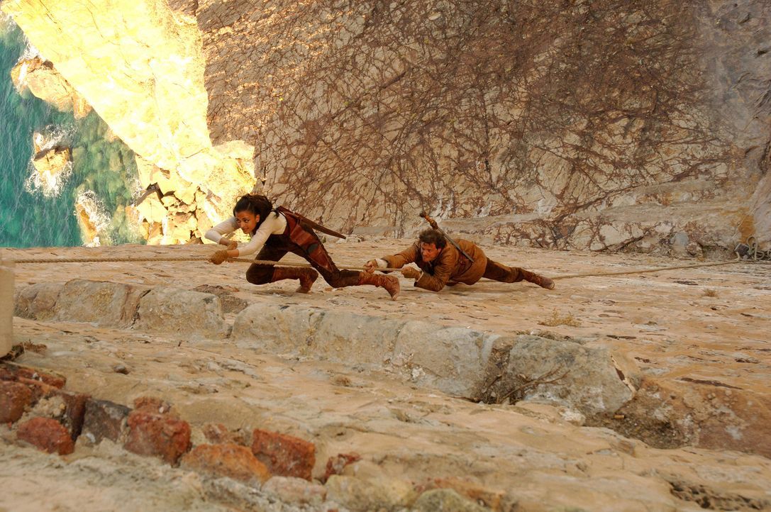 Müssen Kopf und Kragen riskieren, um ihre Verfolger abzuschütteln: der römische Legionär Aurelius (Colin Firth, r.) und die byzantinische Kriegerin... - Bildquelle: TOBIS Filmkunst GmbH & Co. Verleih KG