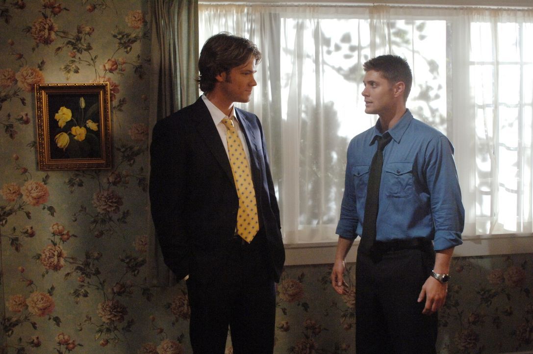Durch den Angriff eines Dschinns befinden sich Dean (Jensen Ackles, r.) und Sam (Jared Padalecki, l.) in einer anderen Welt ... - Bildquelle: Warner Bros. Television