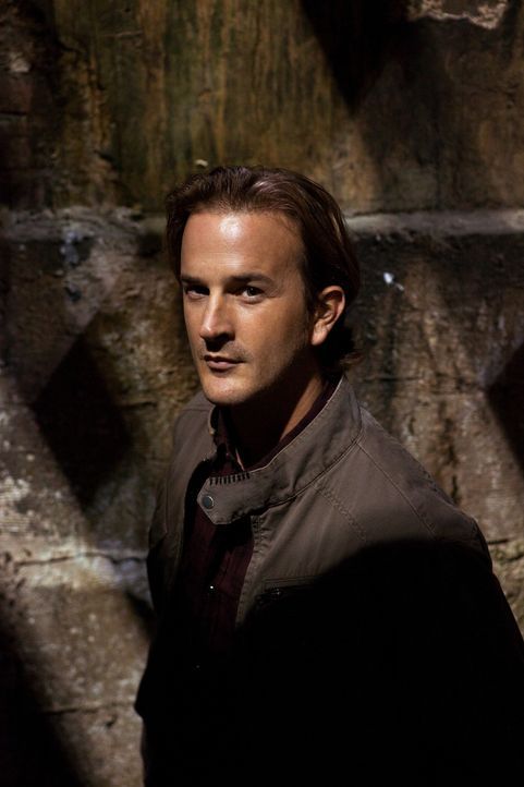 Hat der Trickster (Richard Speight Jr.) etwas damit zu tun, dass sich Dean und Sam auf einmal in einer Serie von TV-Shows wiederfinden? - Bildquelle: Warner Bros.