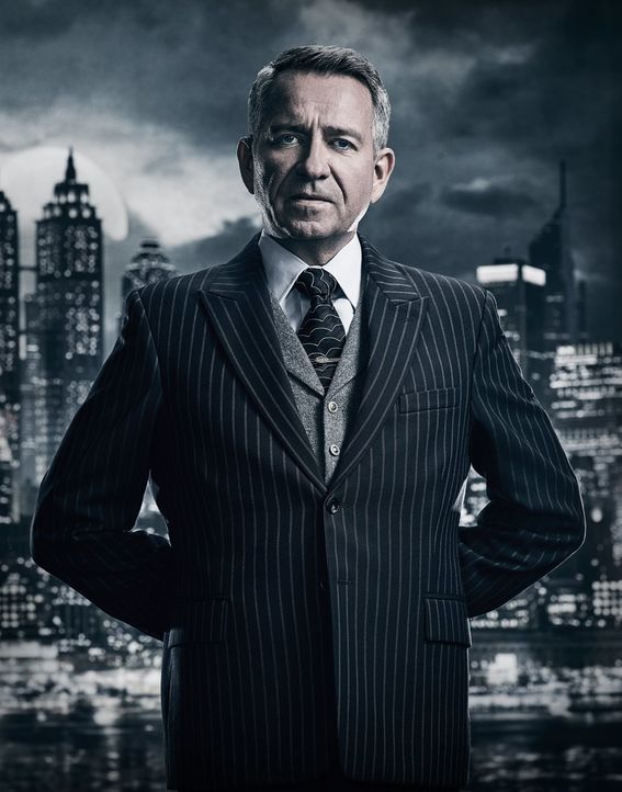 (4. Staffel) - Wie wird Alfred (Sean Pertwee) reagieren, wenn sich der junge Wayne dazu entschließt, als neuer Held für Gotham zu kämpfen? - Bildquelle: 2017 Warner Bros.