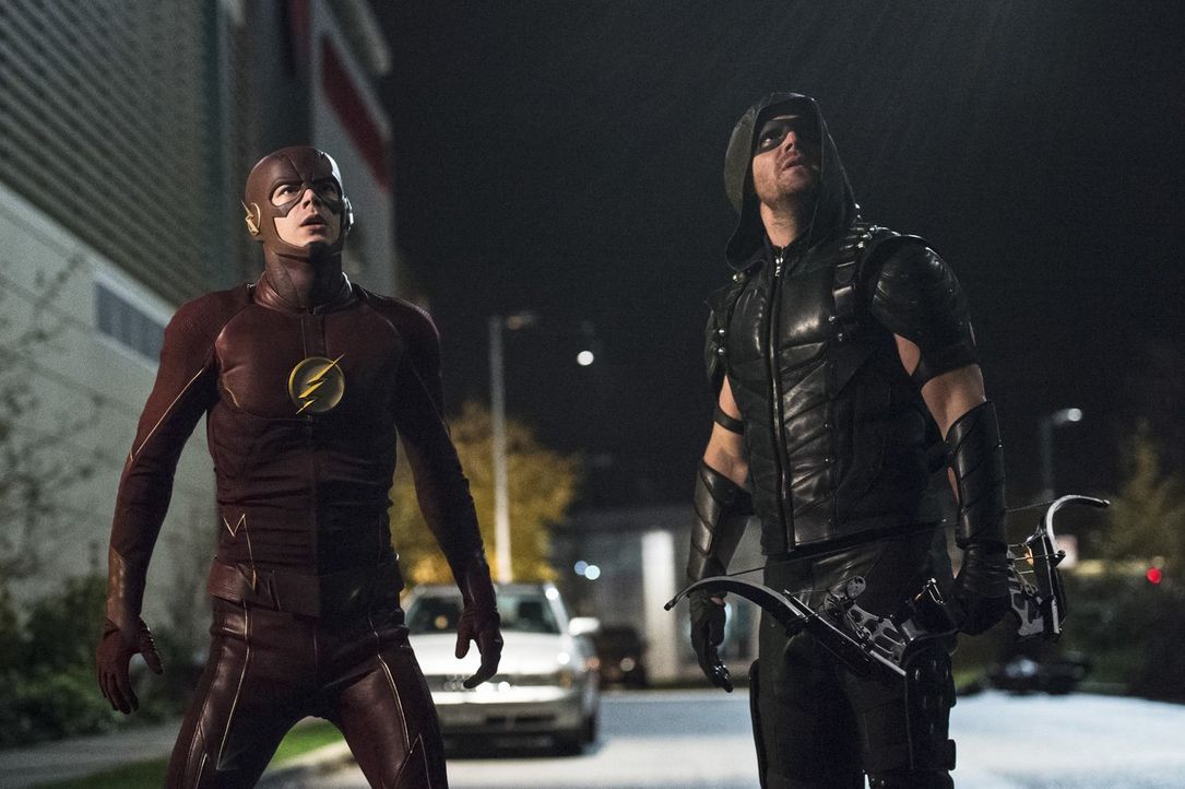 Haben Barry alias The Flash (Grant Gustin, l.) und Oliver alias Green Arrow (Stephen Amell, r.) eine Chance gegen einen mächtigen, uralten Kämpfer,... - Bildquelle: 2015 Warner Brothers.