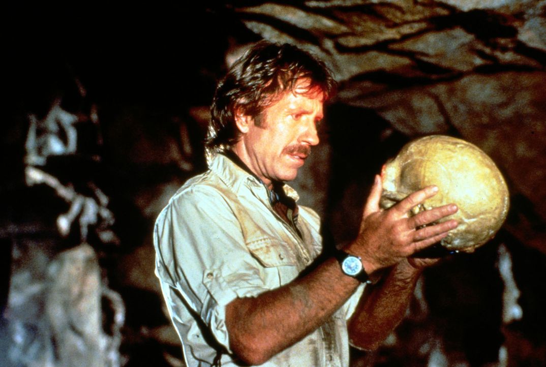 Bei der Suche nach dem Aztekenschatz stößt Max Donigan (Chuck Norris) auf einen Schädel ... - Bildquelle: Cannon Films