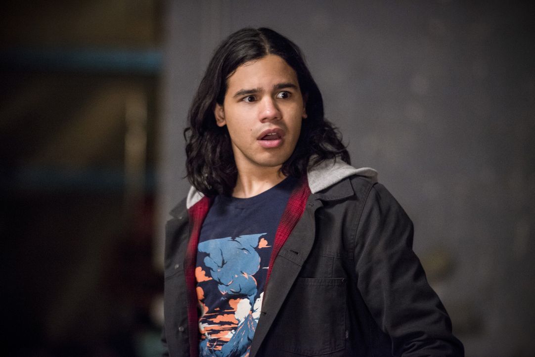 Cisco (Carlos Valdes)  ist geschockt, als er erkennt, welche Rolle sein Doppelgänger in Welt 2 spielt ... - Bildquelle: Warner Bros. Entertainment, Inc.