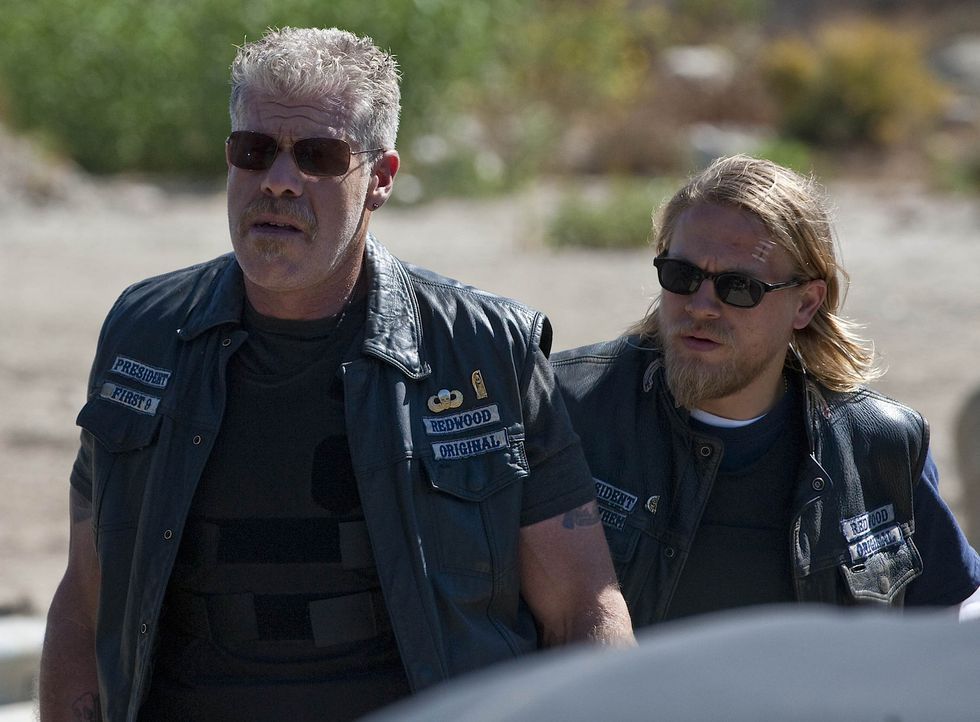 Weiß Jax (Charlie Hunnam, r.) von Clays (Ron Perlman, l.) düsteren Geheimnis? - Bildquelle: 2010 FX Networks, LLC. All rights reserved.