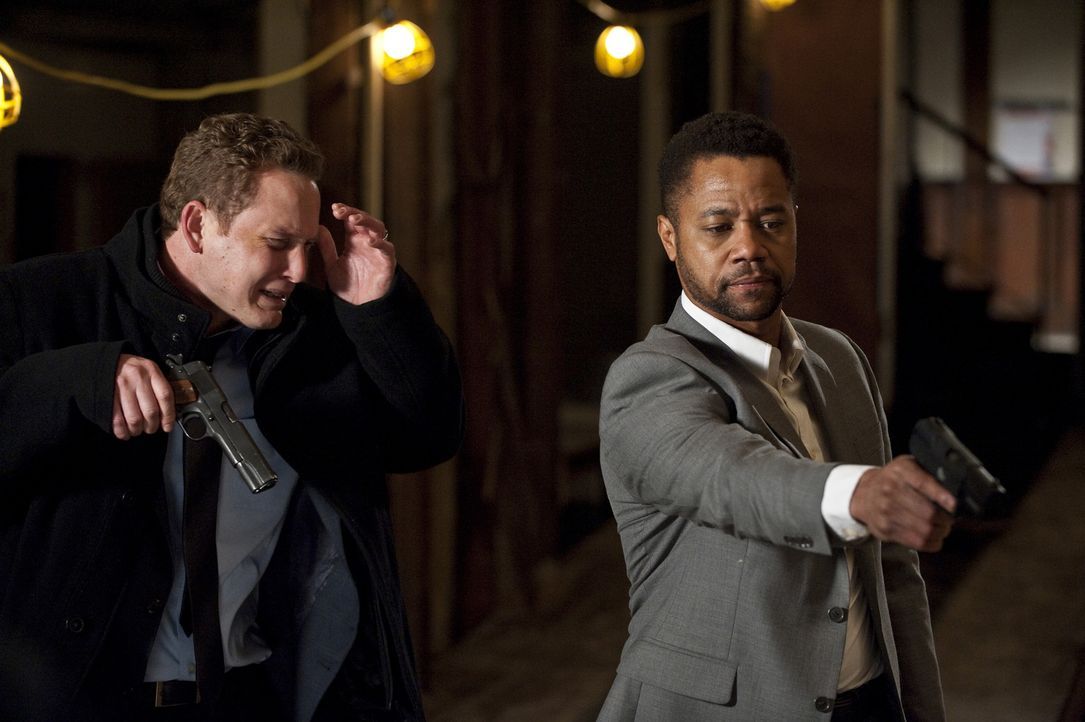 Als dem einfachen Büroangestellten Allan Campbell (Cole Hauser, l.) bewusst wird, was er innerhalb weniger Stunden verursacht hat, ist Jonas Arbor (... - Bildquelle: 2011 Sony Pictures Worldwide Acquisitions Inc. All Rights Reserved