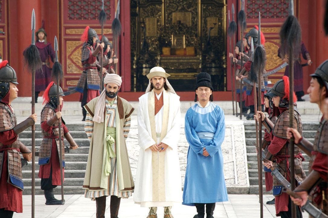 Als Abgesandter des großen Kublai Khans wird Marco Polo (Ian Somerhalder, M.), in Begleitung seines Vertrauten Pedro (B.D. Wong, r.) vom Statthalte... - Bildquelle: 2006 RHI Entertainment Distribution, LLC