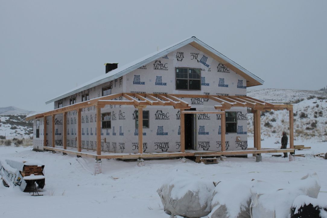 Auf Jon und Etta wartet noch jede Menge Arbeit: Das Haus muss dringend fertiggestellt werden, es fehlen noch immer die Veranda, sowie Teile des Dach... - Bildquelle: 2016,DIY Network/Scripps Networks, LLC. All Rights Reserved