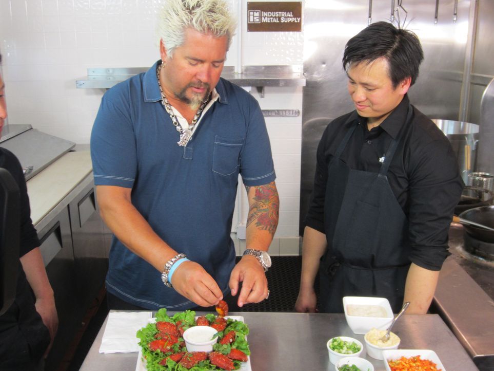 Guy Fieri (l.) - Bildquelle: 2013, Television Food Network, G.P. All Rights Reserved.