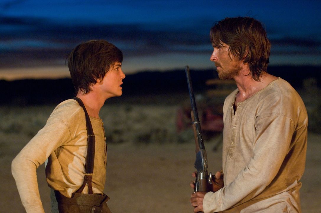 Fast zu spät erkennt William (Logan Lerman, l.), dass sein Vater (Christian Bale, r.) nicht nur ein Kämpferherz besitzt, sondern auch für seine Fami... - Bildquelle: 2007 Yuma, Inc. All Rights Reserved.