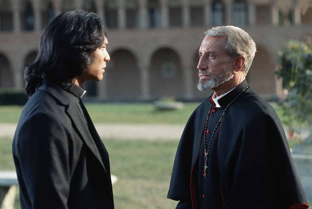 Sie haben keine Zeit zu verlieren: Pater Uffizi (Jason Scott Lee, l.) und Kardinal Siqueros (Roy Scheider, r.) beraten darüber, wie sie gegen Dracul... - Bildquelle: Buena Vista Home Entertainment, Inc. All rights reserved
