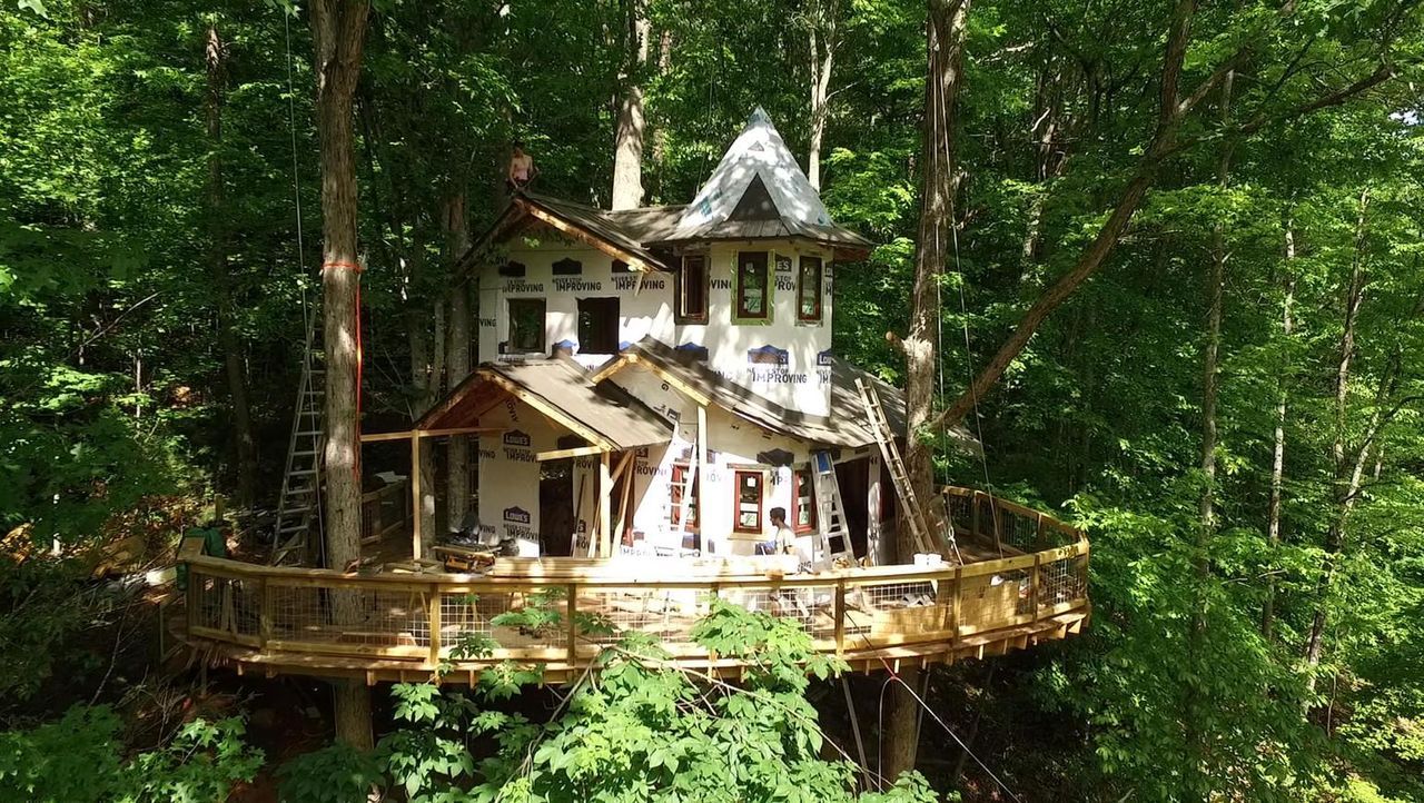 Für die Greene Familie entwickeln die Treehouse Guys einen echten Juwel im Wald - ein riesiges Baumhaus ... - Bildquelle: 2016,DIY Network/Scripps Networks, LLC. All Rights Reserved