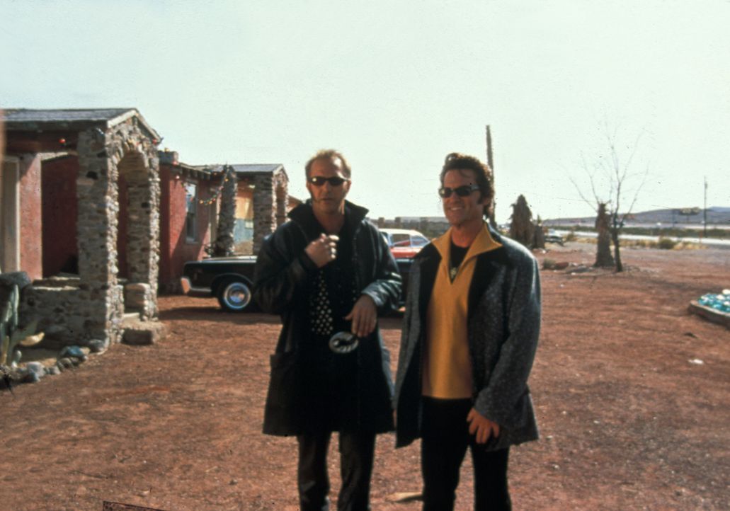 Bei der Verteilung der Beute kommt es zwischen Murphy (Kevin Costner, l.), Michael (Kurt Russell, r.) und den anderen Gangster zu einer harten Ausei... - Bildquelle: Francise Pictures