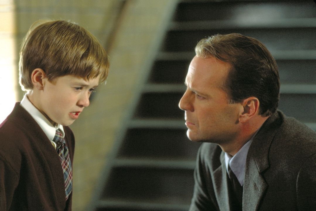 Behutsam nähert sich der Kinderpsychologe Dr. Malcolm Crowe (Bruce Willis, r.) dem kleinen Cole (Haley Joey Osment, l.). Er ist überzeugt, dass das... - Bildquelle: Buena Vista Pictures