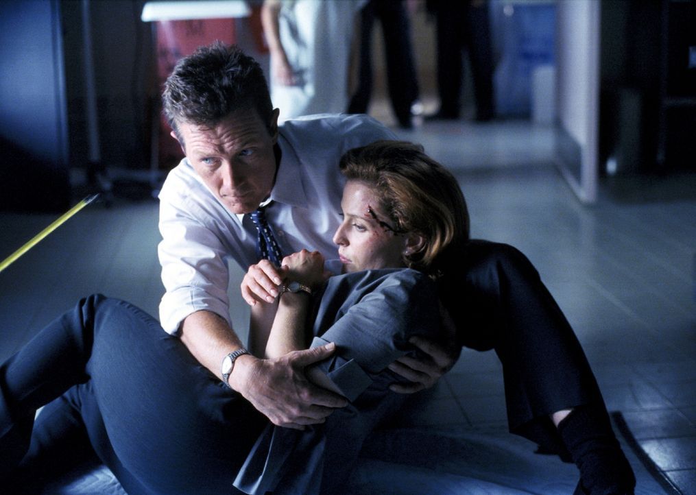 Als Scully (Gillian Anderson, r.) verwundet zu Boden stürzt, eilt Special Agent John Doggett (Robert Patrick, l.) zu Hilfe ... - Bildquelle: TM +   2000 Twentieth Century Fox Film Corporation. All Rights Reserved.