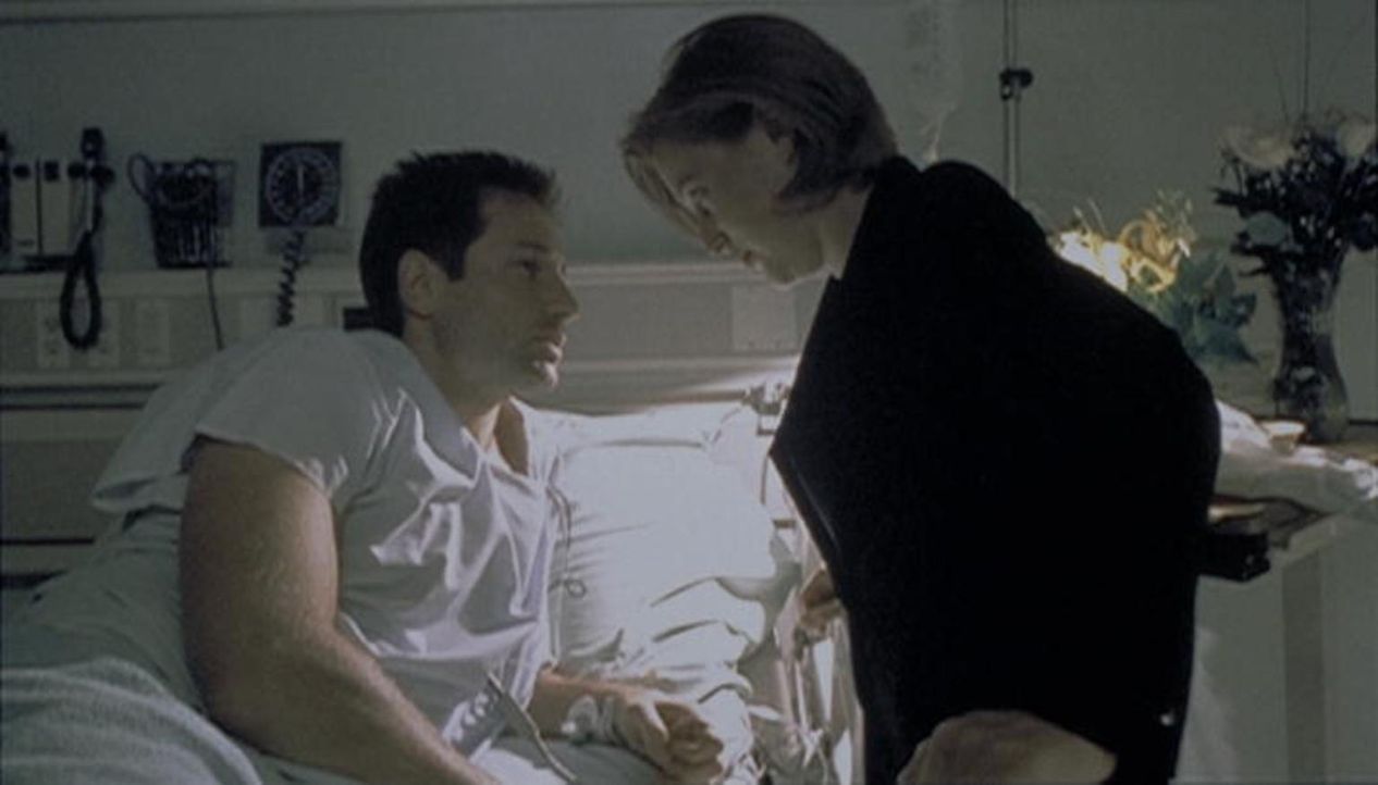 Als Mulder (David Duchovny, l.) im Krankenhaus aufwacht und von seinen  Abenteuern aus dem Jahre 1939 erzählt, glaubt Scully (Gillian  Anderson, r.)... - Bildquelle: TM +   2000 Twentieth Century Fox Film Corporation. All Rights Reserved.