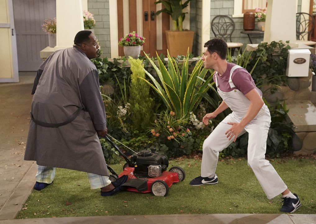 Calvin Butler (Cedric the Entertainer, l.); Dave Johnson (Max Greenfield, r.) - Bildquelle: Monty Brinton © 2019 CBS Broadcasting, Inc. All Rights Reserved. / Monty Brinton