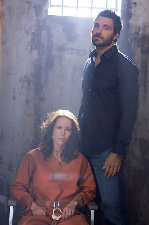 Wird Stark (Ed Quinn, r.) Beverly (Debrah Farentino, l.) aus ihrer Zelle in Guantanamo befreien können? - Bildquelle: Universal Television
