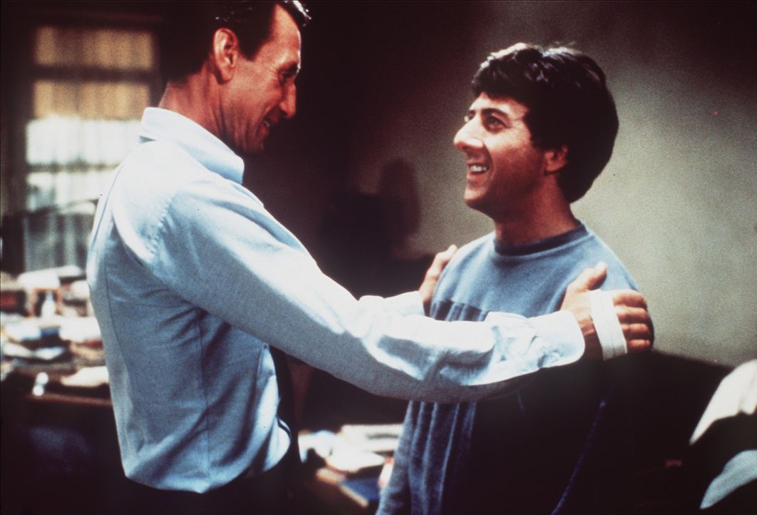 Der CIA-Agent Doc Levy (Roy Scheider, l.) besucht seinen jüngeren Bruder Babe (Dustin Hoffman, r.) - doch kurz danach wird Doc ermordet ... - Bildquelle: Paramount Pictures