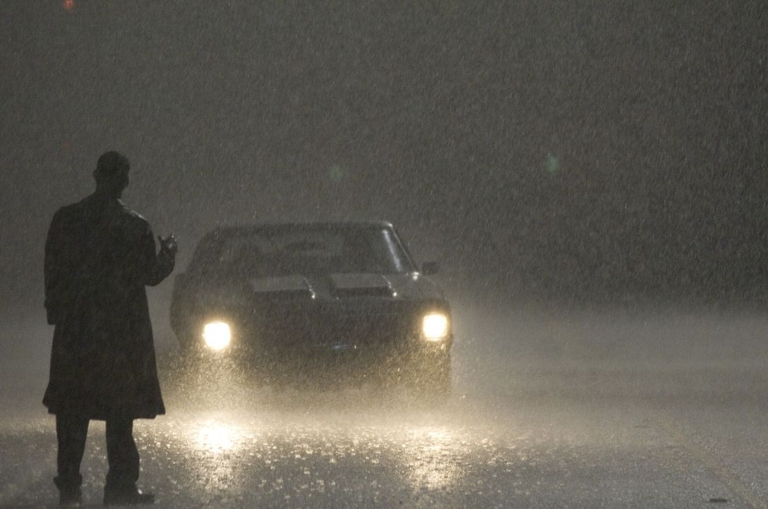 Steht mitten in einer regnerischen Nacht auf der Straße, um die nächsten Opfer für seine makabren Perversionen aufzugabeln: John Ryder (Sean Bean) ....