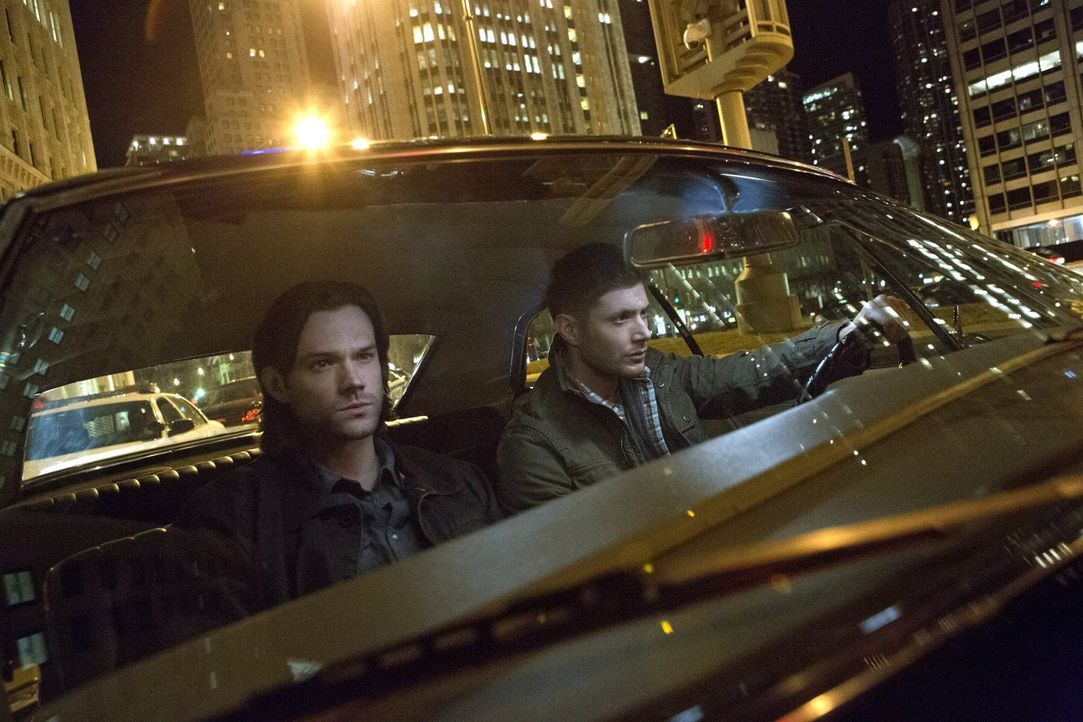 Sam (Jared Padalecki, l.) und Dean (Jensen Ackles, r.) machen sich auf den Weg nach Chicago und entdecken dort eine ganz spezielle Untergrund-Gesell... - Bildquelle: 2013 Warner Brothers