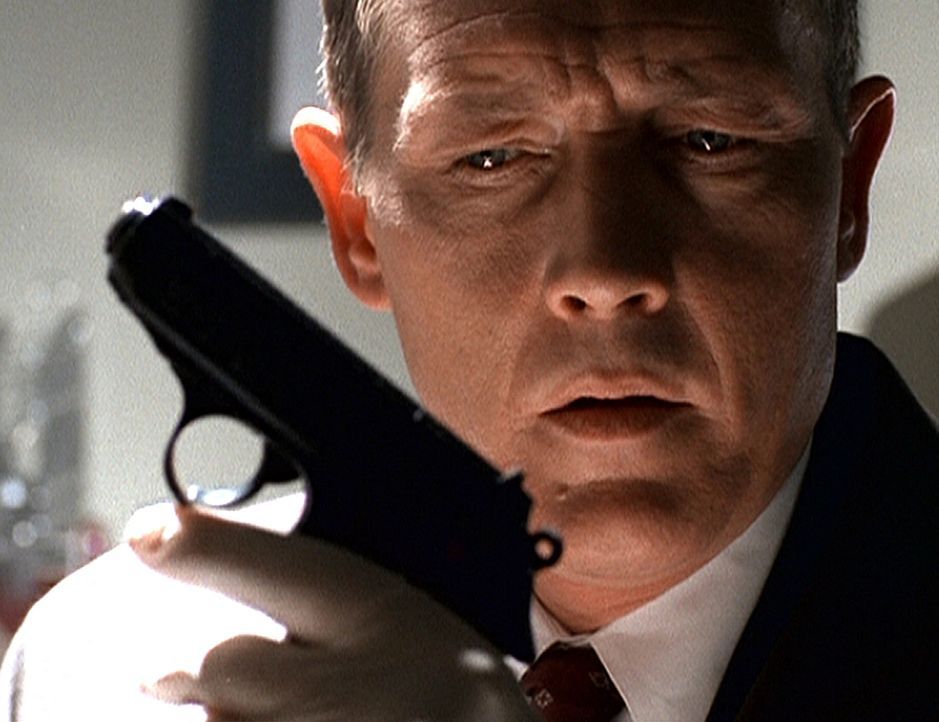 Doggett (Robert Patrick) findet in Mulders Wohnung eine Waffe, in deren Magazin drei Kugeln fehlen. Er glaubt, dass Mulder damit jemanden erschossen... - Bildquelle: TM +   2000 Twentieth Century Fox Film Corporation. All Rights Reserved.