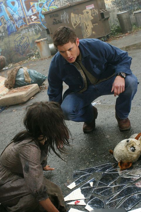 Findet sich fünf Jahre in der Zukunft wieder: Dean (Jensen Ackles, r.) ... - Bildquelle: Warner Bros. Television