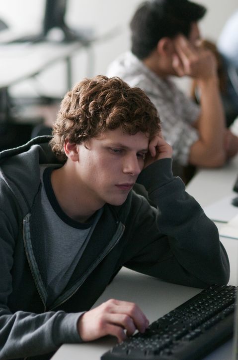 Der hochbegabte Harvard Student Mark Zuckerberg (Jesse Eisenberg) kreiert eine Webseite, thefacebook.com, auf der alle sozialen Erlebnisse im Colleg... - Bildquelle: 2010 Columbia Pictures Industries, Inc. and Beverly Blvd LLC. All Rights Reserved.
