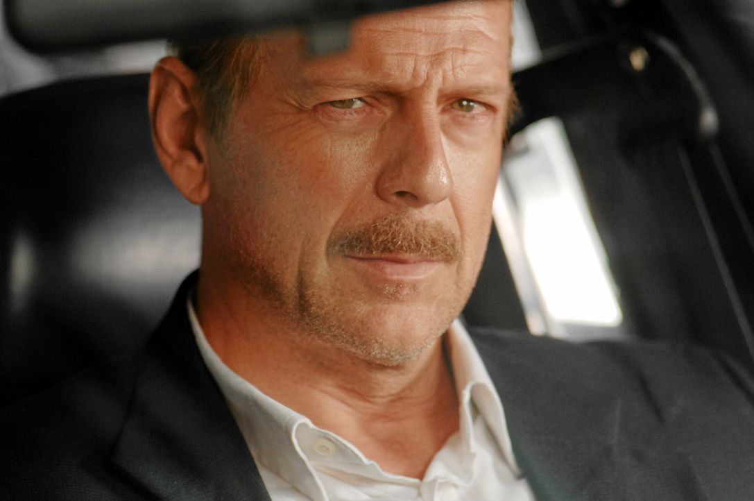 Der ausgebrannte NYPD-Detective Jack Mosley (Bruce Willis, r.) hat große Alkoholprobleme, ein kaputtes Bein und überhaupt keine Kondition. Im Revier... - Bildquelle: Nu Image
