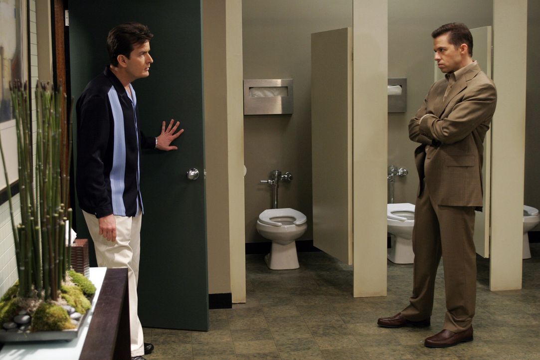 Alan (Jon Cryer, r.) und Charlie (Charlie Sheen, l.) ahnen nicht, dass Jamie eine noch offene Rechnung mit ihnen begleichen möchte ... - Bildquelle: Warner Bros. Television