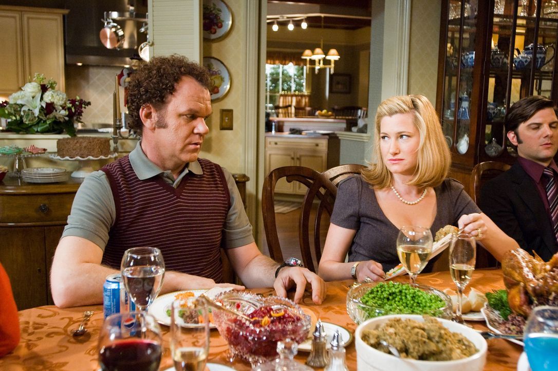 Die nymphomanische Alice (Kathryn Hahn, r.) nimmt ihren ziemlich unerfahrenen Neu-Schwager Dale (John C. Reilly, l.) mit auf die Herrentoilette - mi... - Bildquelle: 2008 Columbia Pictures Industries, Inc. and Beverly Blvd LLC. All Rights Reserved.