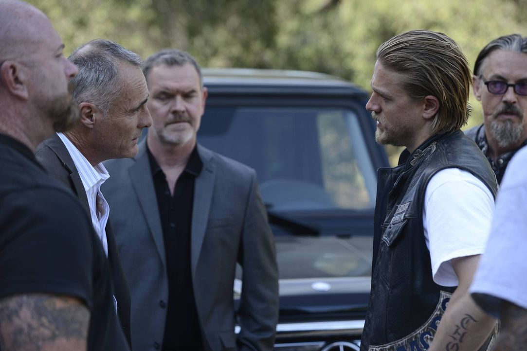 Jax (Charlie Hunnam, 2.v.r.) legt sich mit Gaalan (Timothy V. Murphy, 2.v.l.)  an, als er und Chibs (Tommy Flanagan, r.) ihm klarmachen, dass der Wa... - Bildquelle: 2013 Twentieth Century Fox Film Corporation and Bluebush Productions, LLC. All rights reserved.