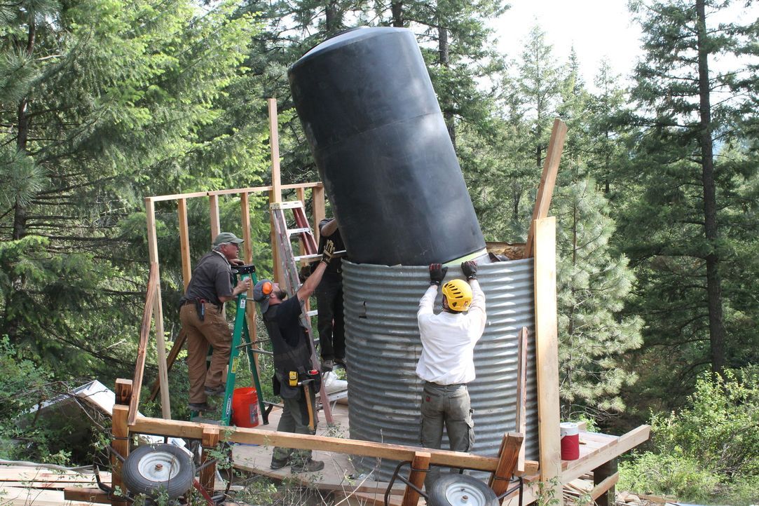 Dieses Mal geht es für die Baumhaus-Designer nach Idaho, wo sie versuchen, einem Pärchen einen Ort der Entspannung in den Bäumen zu bauen. Wie wird... - Bildquelle: 2016,DIY Network/Scripps Networks, LLC. All Rights Reserved