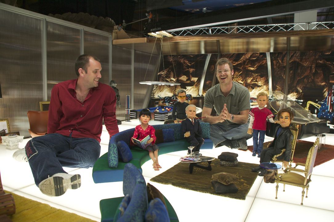 Trey Parker, l. und Matt Stone, r. mit ihren Team America Puppen ... - Bildquelle: Paramount Pictures