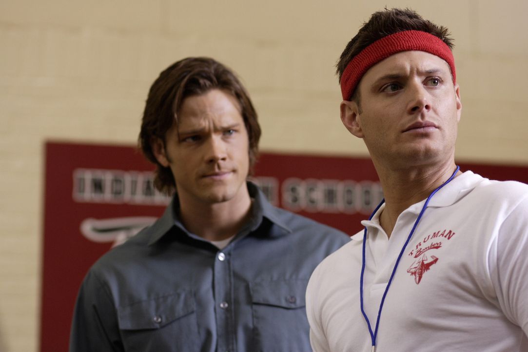 Ermitteln anonym an ihrer alten Schule, um eine mysteriöse Mordreihe aufzuklären: Sam (Jared Padalecki, l.) und Dean (Jensen Ackles, r.) ... - Bildquelle: Warner Bros. Television